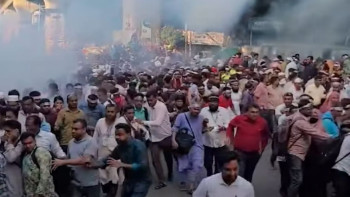প্রাথমিক শিক্ষকদের পদযাত্রায় পুলিশের সাউন্ড গ্রেনেড নিক্ষেপ